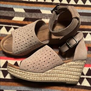 Minnetonka Taupe Wedge Sandals size 8